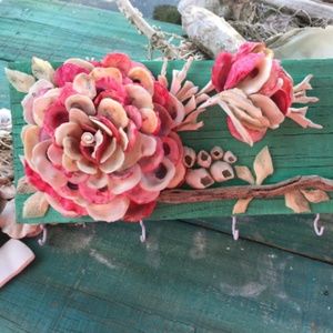 Vintage Style Seashell Rose Wooden Jewelry Hanger